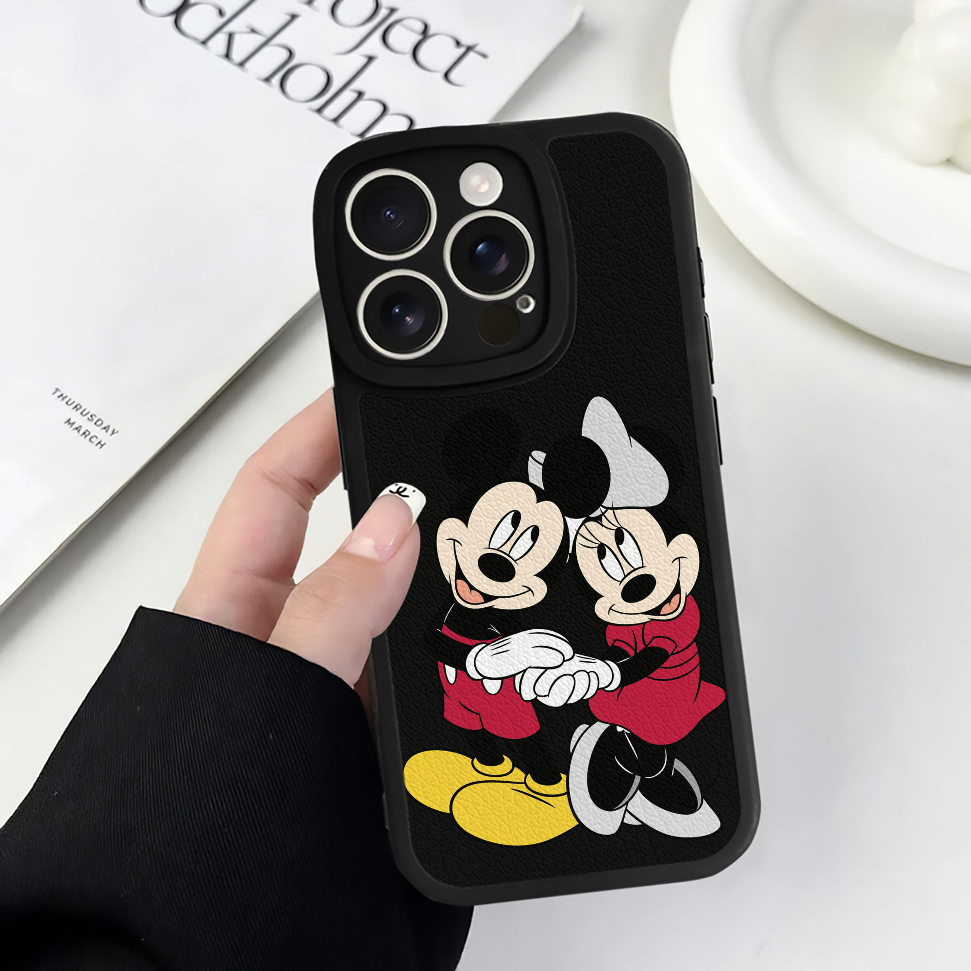 （画像用） ミッキーマウス Mickey Mouse 【iPhone 16シリーズ対応】シリコンスマホケース（レザー調） 材質：シリコン